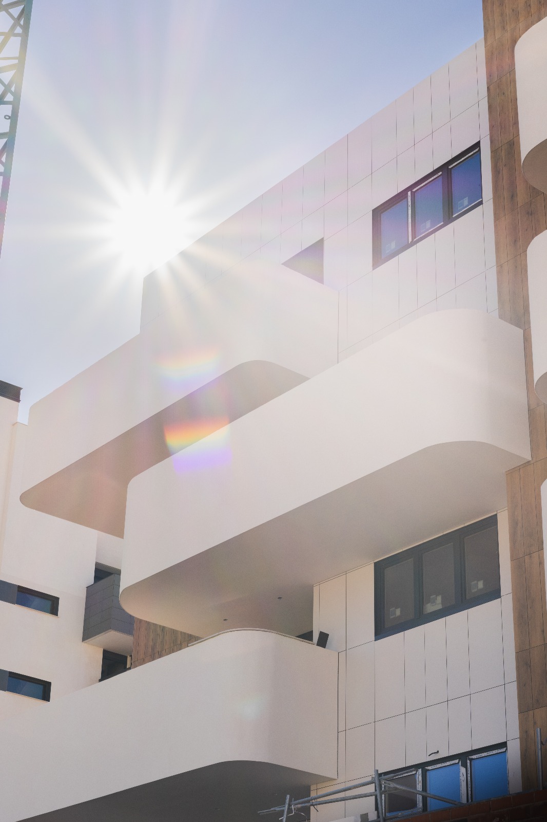Edificio residencial de 20 viviendas con fachada industrializada y certificación Passivhaus en Albacete